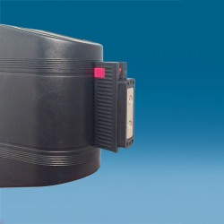 Magnetna kaseta z izvlečnim trakom