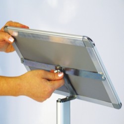 Informacijsko stojalo z zaobljenimi vogali - kovinski podstavek - A4 in A3 format